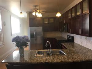 Η κουζίνα ή μικρή κουζίνα στο Spacious Napoleon Ave Mardi Gras Apartment