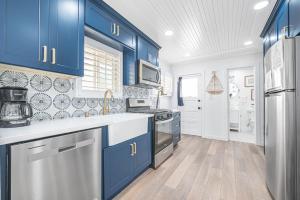 Η κουζίνα ή μικρή κουζίνα στο Updated 2Br Vintage Cottage In Central Location Near Beach By Beachview Rentals