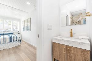 Ένα ή περισσότερα κρεβάτια σε δωμάτιο στο Updated 2Br Vintage Cottage In Central Location Near Beach By Beachview Rentals