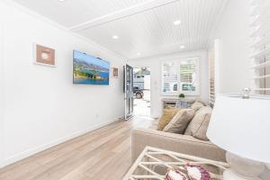 Μια τηλεόραση ή/και κέντρο ψυχαγωγίας στο Updated 2Br Vintage Cottage In Central Location Near Beach By Beachview Rentals