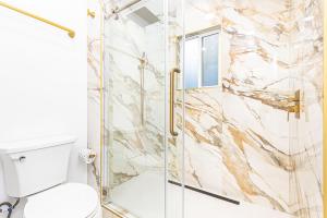 Ένα μπάνιο στο Updated 2Br Vintage Cottage In Central Location Near Beach By Beachview Rentals +21 φωτογραφίες