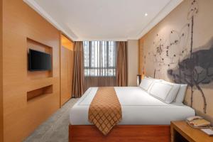 上海市にあるHuana Hotel Minhang Shanghaiのベッドとテレビがあるホテルの部屋 +153枚の写真
