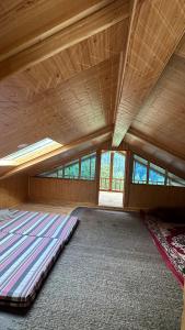 Un pat sau paturi într-o cameră la Maya guest house