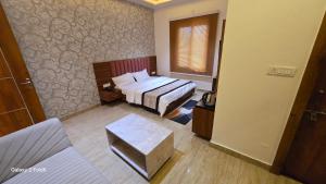 a hotel room with a bed and a window at The Monark Inn in Sandīla