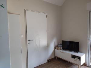 a room with a sliding glass door next to a tv at Gîte LogisNoues in Grugé-lʼHôpital