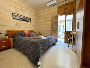 Krevet ili kreveti u jedinici u okviru objekta Sliema Heritage Townhouse Steps to Promenade, August Special Deal