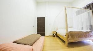 Posteľ alebo postele v izbe v ubytovaní Maximize Brand New Hostel Udonthani
