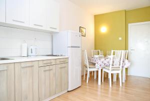 Apartment Lovre Zadar tesisinde mutfak veya mini mutfak