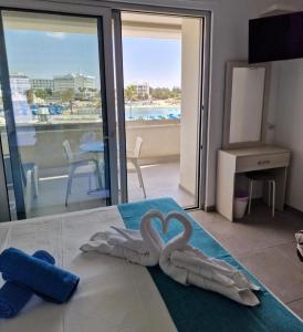 Katil atau katil-katil dalam bilik di Christopher's Sandy Beach Suites