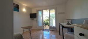 a kitchen with a door leading to a patio at Locations LAC VERDON Climatisation in Les Salles-sur-Verdon
