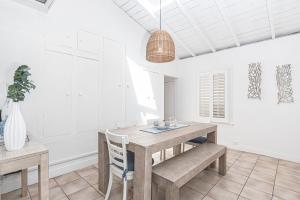Imagine din galeria proprietății Serene 2Br Oceanfront Cottage W Patio & Stunning Views By Beachview Rentals în Newport Beach