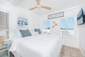 Un pat sau paturi într-o cameră la Serene 2Br Oceanfront Cottage W Patio & Stunning Views By Beachview Rentals