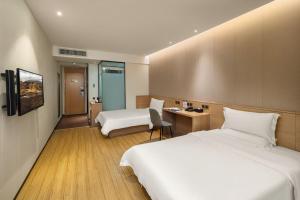 Locals Hotels Guangzhou Sports Center Linhe West Subway Station Branch客房内的一张或多张床位