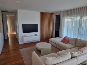 TV a/nebo společenská místnost v ubytování Pandanus Coolum Beach