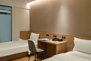Locals Hotels Guangzhou Sports Center Linhe West Subway Station Branch客房内的一张或多张床位