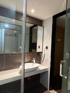 Locals Hotels Guangzhou Sports Center Linhe West Subway Station Branch的一间浴室