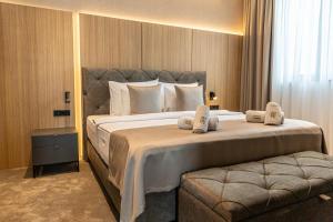 En eller flere senge i et værelse på Hotel Helm