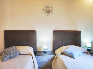 deux lits côte à côte dans une chambre dans l'établissement Le Torri 3 San Gimignano Apartments, à San Gimignano