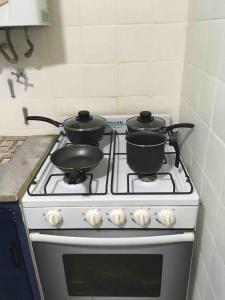 2 ollas sobre una estufa en la cocina en 2 ambientes fundacion hospitalaria, en Buenos Aires