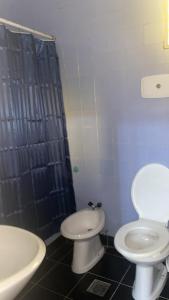 Un baño con dos inodoros y una ducha. en 2 ambientes fundacion hospitalaria, en Buenos Aires