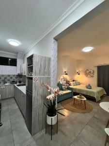 Kuchyň nebo kuchyňský kout v ubytování Newly Renovated Studio Apartment with Rooftop Pool, Few Steps to the Beach
