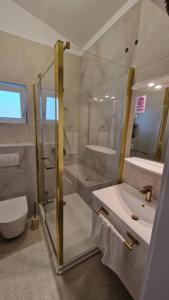 W łazience znajduje się prysznic, umywalka i toaleta. w obiekcie Apartmani Kod Barbe w mieście Vir +37 zdjęć