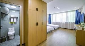 Postel nebo postele na pokoji v ubytování Yiwu Bairui Grand Hotel