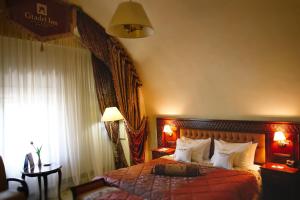 Postel nebo postele na pokoji v ubytování Citadel Gastro Boutique Hotel 