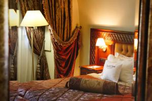 Postel nebo postele na pokoji v ubytování Citadel Gastro Boutique Hotel 