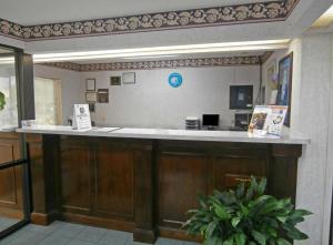 una zona de espera de un hospital con un mostrador en Quality Inn, en Lake Park