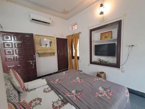TV a/nebo společenská místnost v ubytování Raahi Backpacker's Hostel