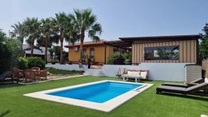Bazén v ubytovaní Sunny villa with private pool in Chiclana de la Frontera alebo v jeho blízkosti
