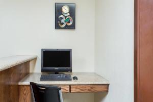 Televiisor ja/või meelelahutuskeskus majutusasutuses Super 8 by Wyndham St. George UT