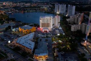 een luchtzicht op een stad 's nachts bij Ramada Plaza by Wyndham Orlando Resort & Suites Intl Drive - Newly Renovated! in Orlando +101 foto's