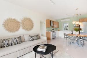 Η κουζίνα ή μικρή κουζίνα στο Winelands Golf Lodges 5
