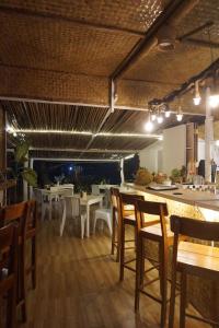 Restaurace v ubytování Hill Myna Beach Cottages