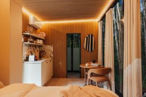 a room with a kitchen and a table in a room at Luxury Mirror Home in Byron Bay Hinterland in Binna Burra