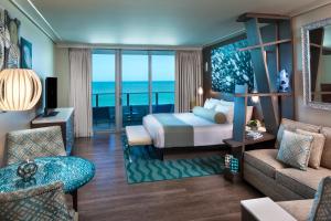 เตียงในห้องที่ Opal Sands