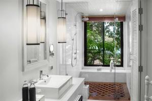 Ein Badezimmer in der Unterkunft Avani Plus Koh Lanta Krabi Resort