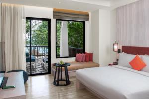 Ein Bett oder Betten in einem Zimmer der Unterkunft Avani Plus Koh Lanta Krabi Resort
