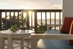 einen Tisch mit einer Vase Obst auf dem Balkon in der Unterkunft Avani Plus Koh Lanta Krabi Resort in Ko Lanta