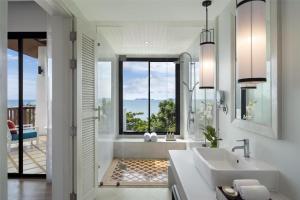 Ein Badezimmer in der Unterkunft Avani Plus Koh Lanta Krabi Resort