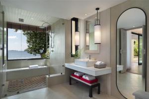 Ein Badezimmer in der Unterkunft Avani Plus Koh Lanta Krabi Resort