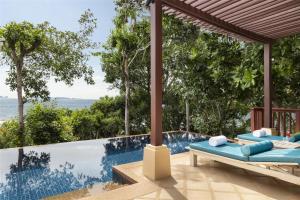 Der Swimmingpool an oder in der Nähe von Avani Plus Koh Lanta Krabi Resort