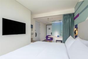 Việt TrìTru by Hilton Viet Tri City Centre的一间配有床和平板电视的酒店房间