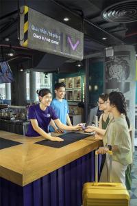 Việt TrìTru by Hilton Viet Tri City Centre的一群人站在餐厅柜台上