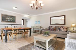 Χώρος καθιστικού στο Winelands Golf Lodges 10