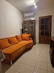 ein Wohnzimmer mit einer Couch in einem Zimmer in der Unterkunft LEMON TREE in Trogir
