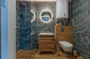 un bagno con wc, lavandino e doccia di Onix Residence a Zlatibor Altre 37 foto