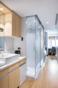 Kuchyň nebo kuchyňský kout v ubytování The Mini Suites Eton Tower Makati